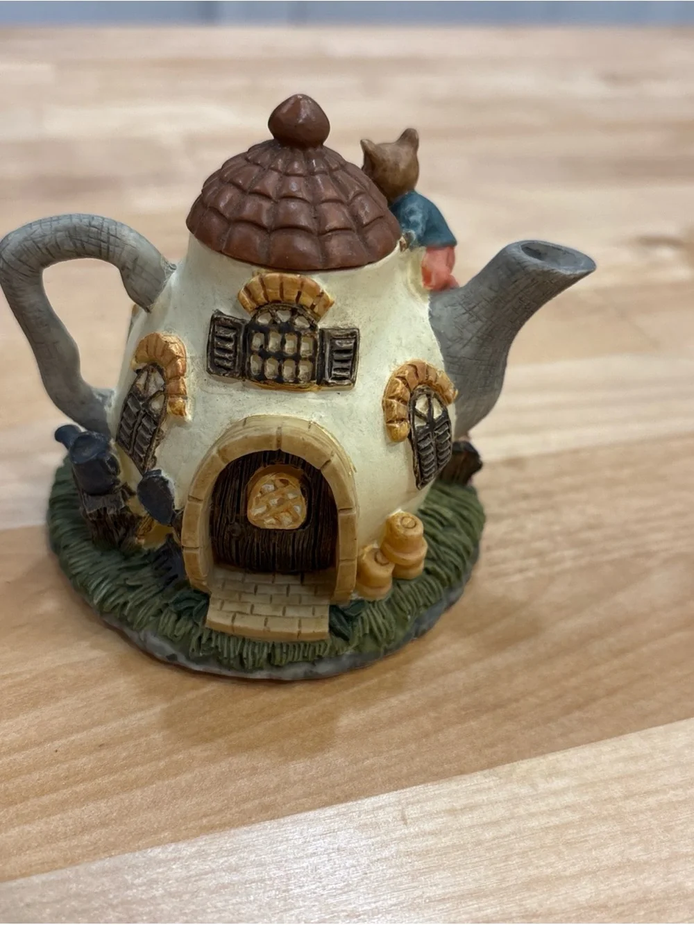 DEZINE-Charming Miniature Teapot-w/Mice-“MOUSSY LODGE”